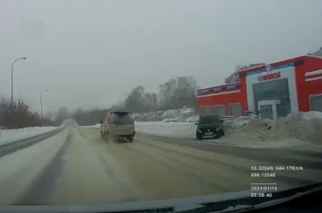 Фото: Момент ДТП у автосервиса в Кемерове попал на видео 1