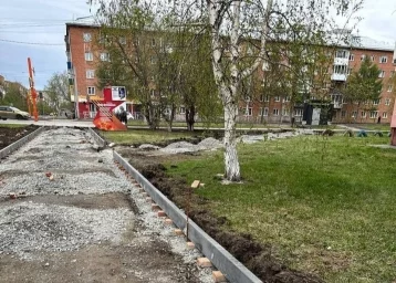 Фото: В Кемерове начали ремонтировать тротуар на улице Веры Волошиной 1
