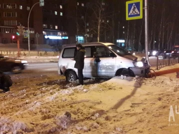 Фото: В Кемерове автомобиль снёс светофор 2