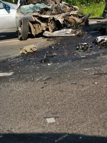 Фото: В Кемерове машина превратилась в груду металла после столкновения с фурой 3