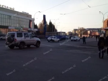 Фото: Сошедший с рельсов трамвай частично заблокировал дорогу в центре Кемерова 1