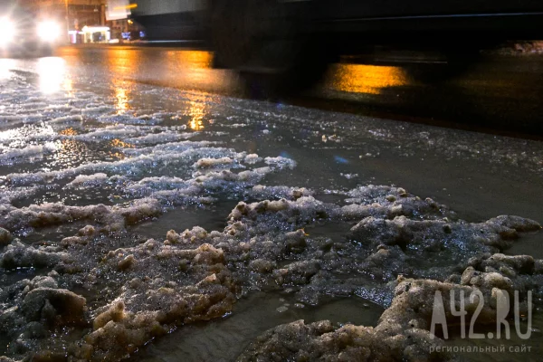 Вода затопила часть Кузнецкого проспекта в Кемерове после порыва трубы