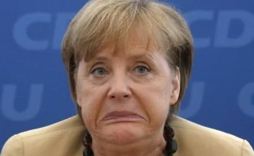 Фото: Меркель забросали помидорами во время выступления на трибуне: инцидент попал на видео 1