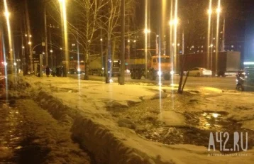 Фото: ЧП: в Кемерове из-за прорыва водопровода залило проезжую часть 1