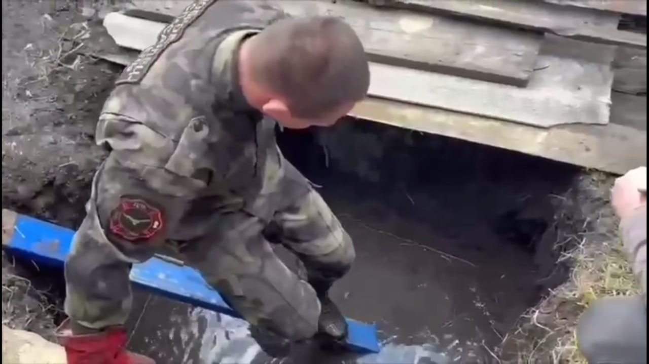 В Кузбассе спасатели вытащили из сливной ямы застрявшую выдру