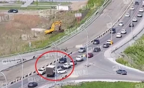 В Кемерове ДТП у Кузбасского моста собрало пробки в обе стороны: момент попал на видео