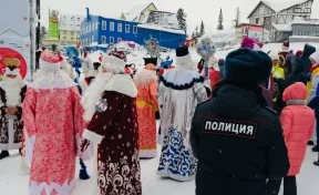 В Шерегеше состоялся массовый спуск Дедов Морозов