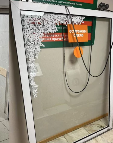 Пьяный кемеровчанин повредил дверь в больнице