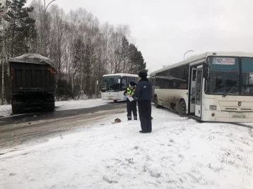 Фото: В Мысках рейсовый автобус столкнулся с грузовиком, есть пострадавшие 1