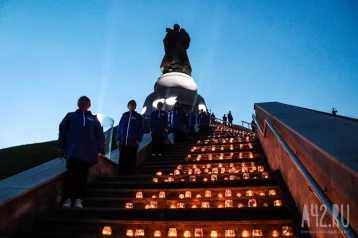 Фото: В Кемерове состоялась акция «Свеча памяти» у мемориала Воину-освободителю 1