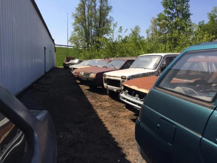 Фото: Во Франции обнаружен заброшенный автосалон LADA c десятком раритетных машин 3