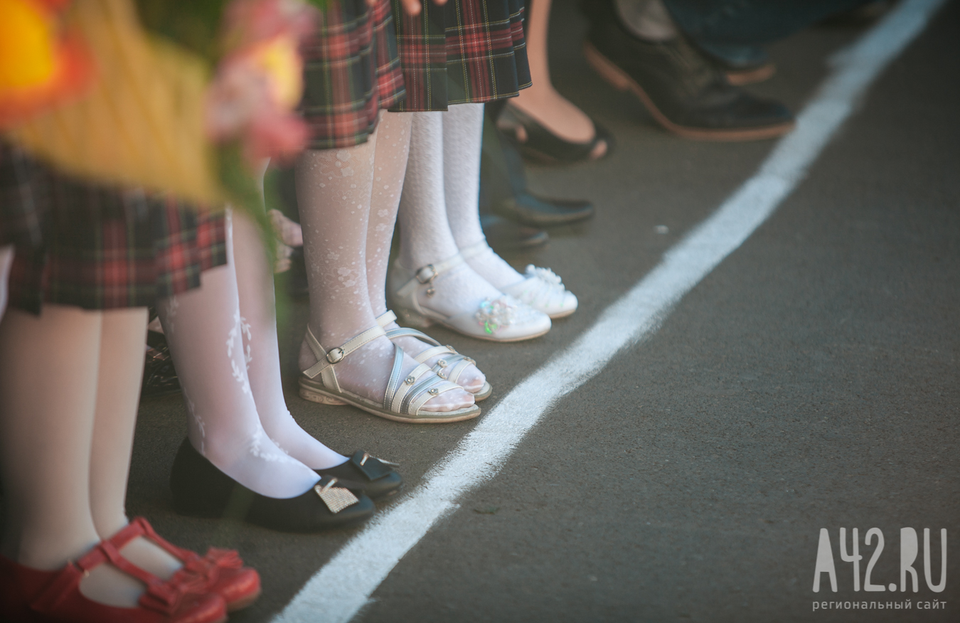 В кузбасской школе девочкам запретили носить брюки, родители возмущены: комментарий властей