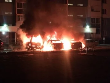 Фото: В Сети появились фото горящих автомобилей на Комсомольском проспекте в Кемерове 1