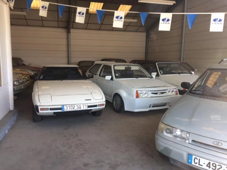 Фото: Во Франции обнаружен заброшенный автосалон LADA c десятком раритетных машин 4