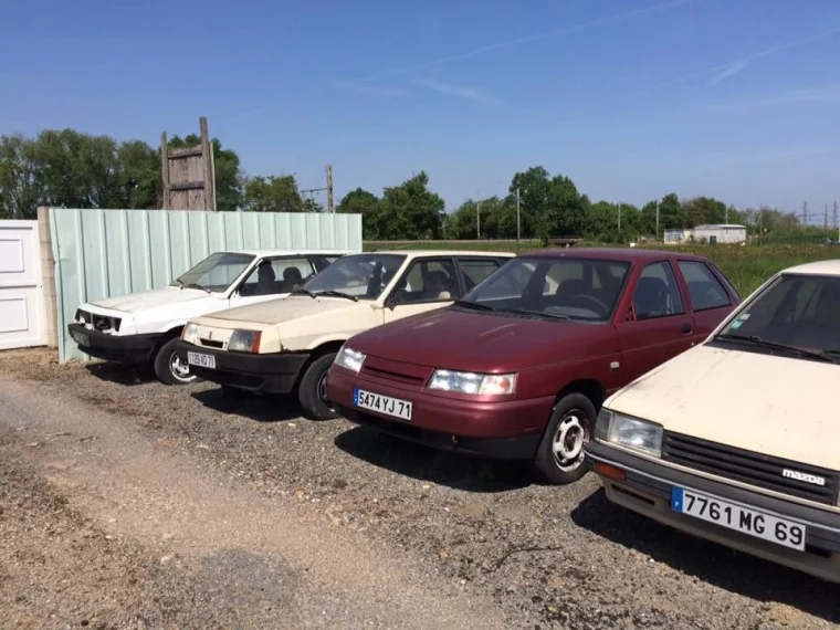 Фото: Во Франции обнаружен заброшенный автосалон LADA c десятком раритетных машин 5