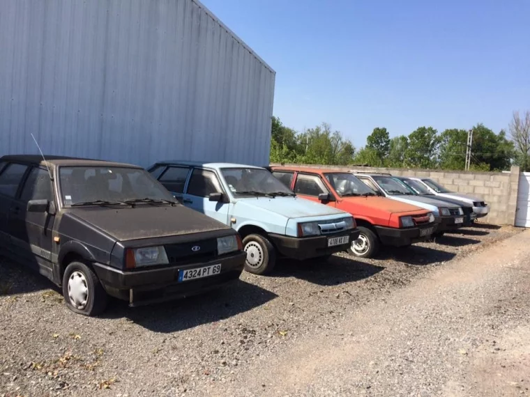 Фото: Во Франции обнаружен заброшенный автосалон LADA c десятком раритетных машин 2