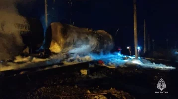 Фото: Цистерна с топливом загорелась на ж/д станции в Ростовской области 1