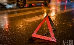 Автомобиль снёс дорожное ограждение в результате ДТП в Кемерове