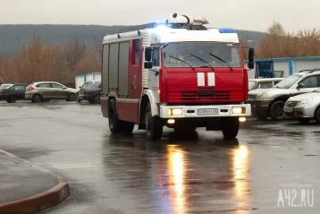 Фото: В Кузбассе пожарные спасли жизнь трём жильцам загоревшейся многоэтажки 1