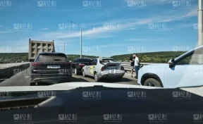 Почти часовая пробка образовалась на Кузбасском мосту в Кемерове из-за ДТП