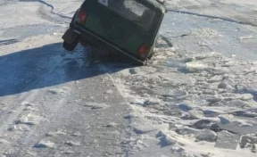 В Бурятии три автомобиля провалились под лёд Байкала