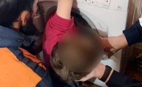 В Казани помощь спасателей потребовалась 5-летнему мальчику, застрявшему в стиральной машине