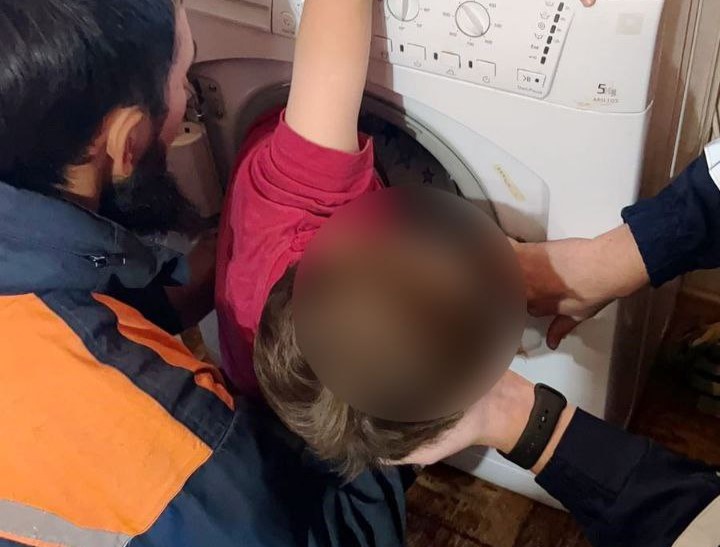 В Казани помощь спасателей потребовалась 5-летнему мальчику, застрявшему в стиральной машине