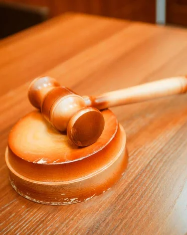 Жительницу Кузбасса оштрафовали на 100 000 рублей за махинации с социальными выплатами