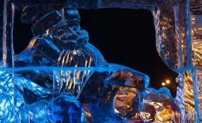 «Обвалилась арка»: кемеровчане повредили ледовый городок в Олимпийском парке ради красивых фото
