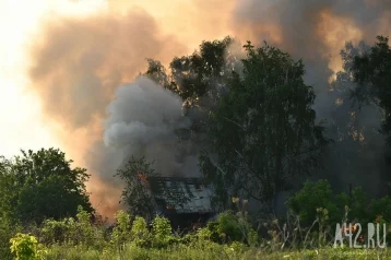 Фото: Спасатели почти 7 часов тушили пожар в кузбасском селе: пострадали 5 жилых домов 1