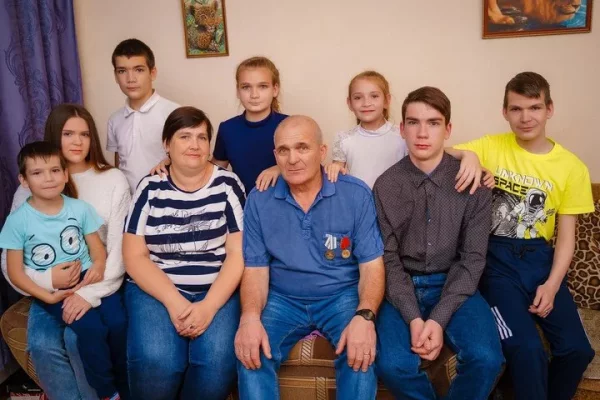 Владимир Путин наградил кузбасскую семью с 10 детьми орденом «Родительская слава»