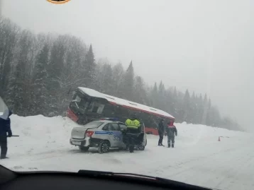 Фото: Автобус и легковой автомобиль столкнулись на кузбасской трассе 4
