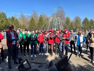 Фото: Больше 100 волонтёров вышли на субботник в Кузбасском парке 3