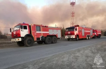 Фото: В посёлке на Урале огонь распространился на 50 строений. Введён режим ЧС 1
