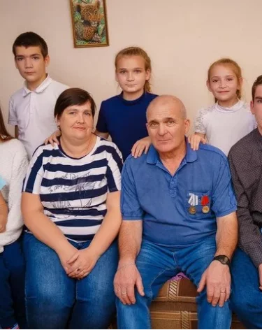 Владимир Путин наградил кузбасскую семью с 10 детьми орденом «Родительская слава»