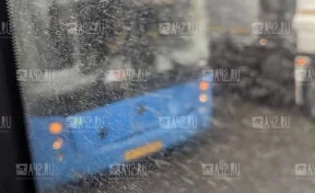 Очевидцы: в Кемерове автобус №100 с пассажирами попал в ДТП