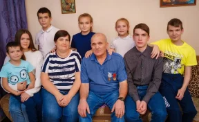 Владимир Путин наградил кузбасскую семью с 10 детьми орденом «Родительская слава»
