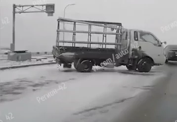 Фото: После ДТП грузовик частично заблокировал дорогу из Кемерова до Лесной Поляны 1