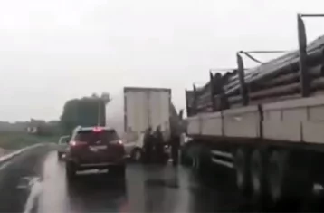Фото: В Кузбассе иномарка столкнулась с двумя грузовиками: происшествие попало на видео 1