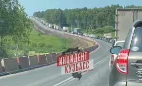 Автомобилисты сообщили о большой пробке на кузбасской трассе рядом с Топкам