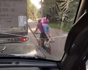 Фото: Кемеровчанку оштрафовали за опасный способ перевозки ребёнка на велосипеде 1