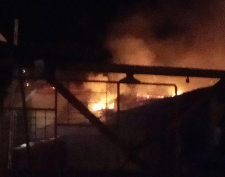 Фото: Очевидец: в Кемерове загорелось здание пивзавода 2