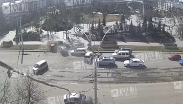 Фото: В ГАИ прокомментировали массовое ДТП в Кемерове возле Парка Ангелов 1