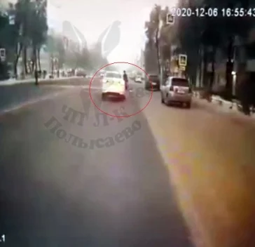 Фото: «Отлетел от перехода на 10 метров»: в Кузбассе момент ДТП с пешеходом попал на видео 2