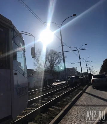 Фото: В Кемерове трамваи встали из-за застрявшего на путях автомобиля 1