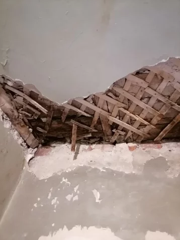 Фото: В Кузбассе в многоквартирном доме обвалился потолок 1