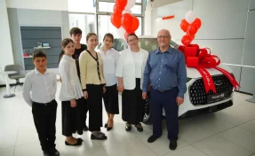 В Кузбассе семья с 11 детьми получила бесплатный автомобиль