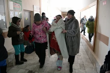Фото: «Заминировано»: в Кемерове массово эвакуируют больницы и школы 13