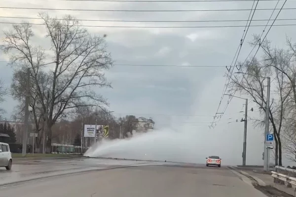 Порыв на сетях: в Новокузнецке горячая вода с осколками асфальта повредила три автобуса