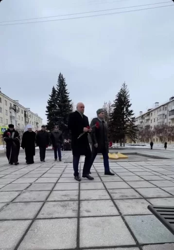 Фото: Губернатор возложил цветы к мемориалу Славы воинов-кузбассовцев 1